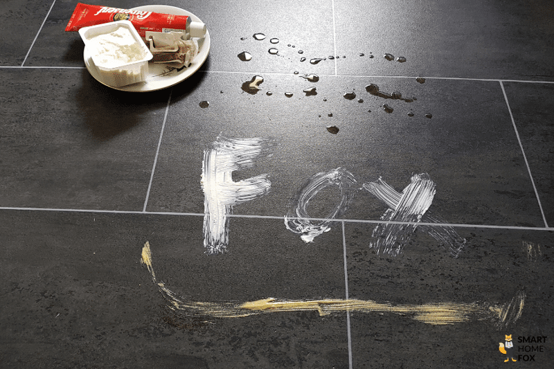 На полу видны различные пятна